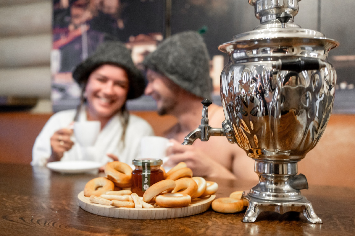 С ароматным чаем в бане 