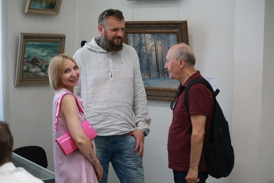    Персональная выставка «Всматриваясь в красоту» Дмитрия Петренко Олег УКЛАДОВ