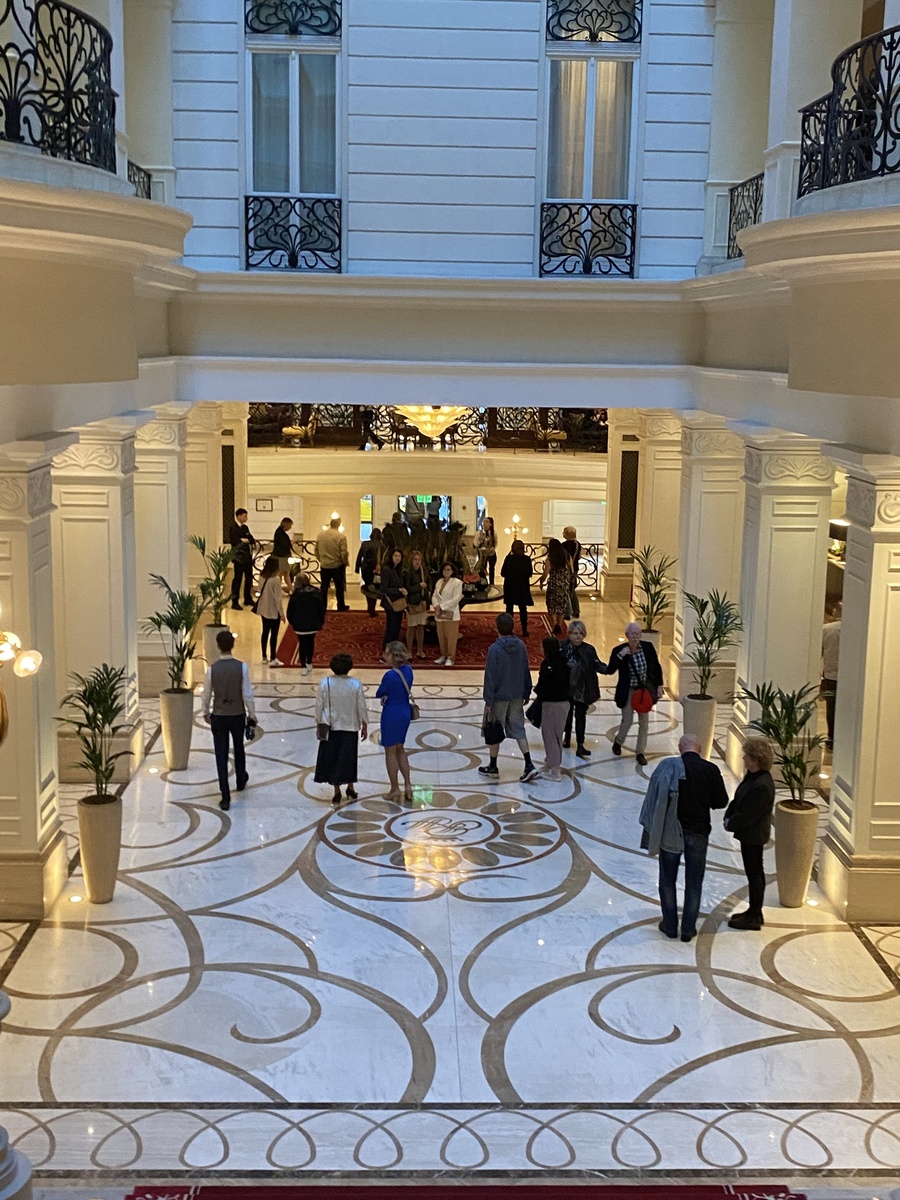 зрители покидают отель после концерта