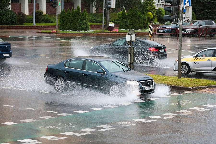     МВД призывает водителей во время жары и ливней быть острожными на дорогах