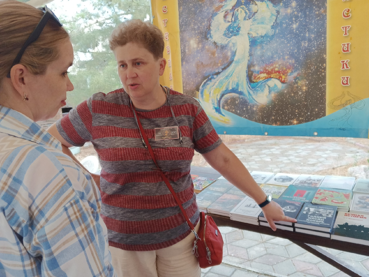 Рассказ о книгах участникам фестиваля. Рассказывает редактор ИД Евгения Блинчик. Разговор идёт с автором нашего издетельства Оливией Шеппард. Фото Галины Малышевой.