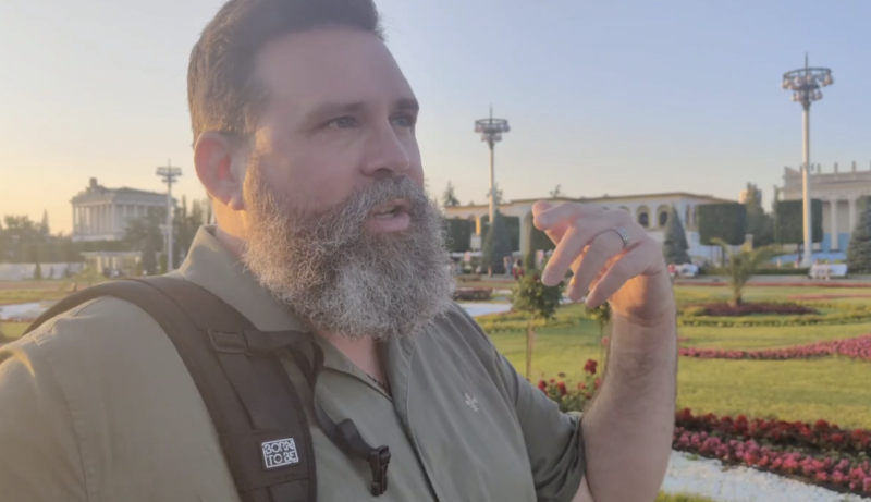    Американец восхищён обычными цветами на ВДНХ. ФОТО: Царьград