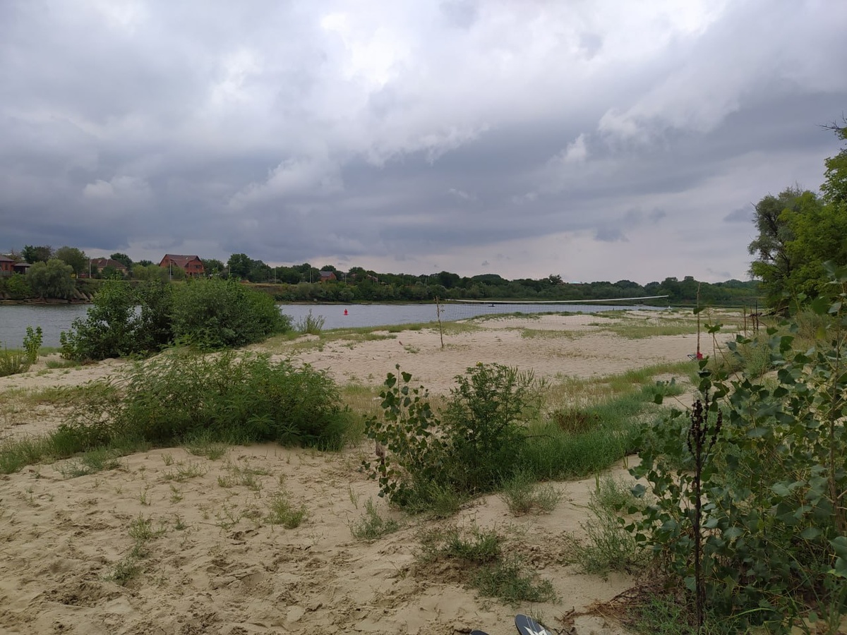 Пляж с волейбольной площадкой. 