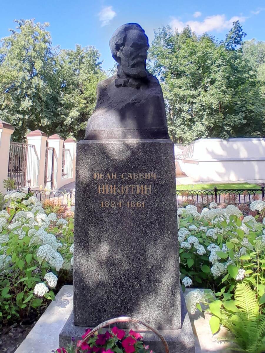 Памятник И. С. Никитину