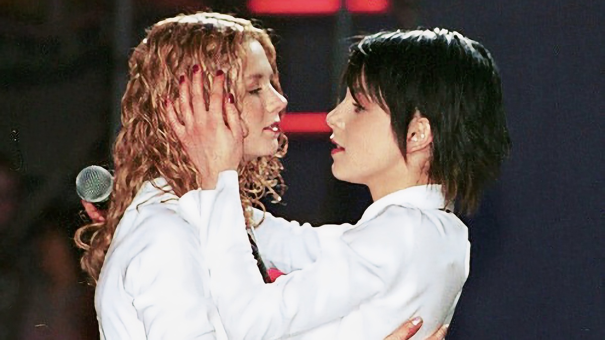 Не судите строго люди, пожалей меня родня...