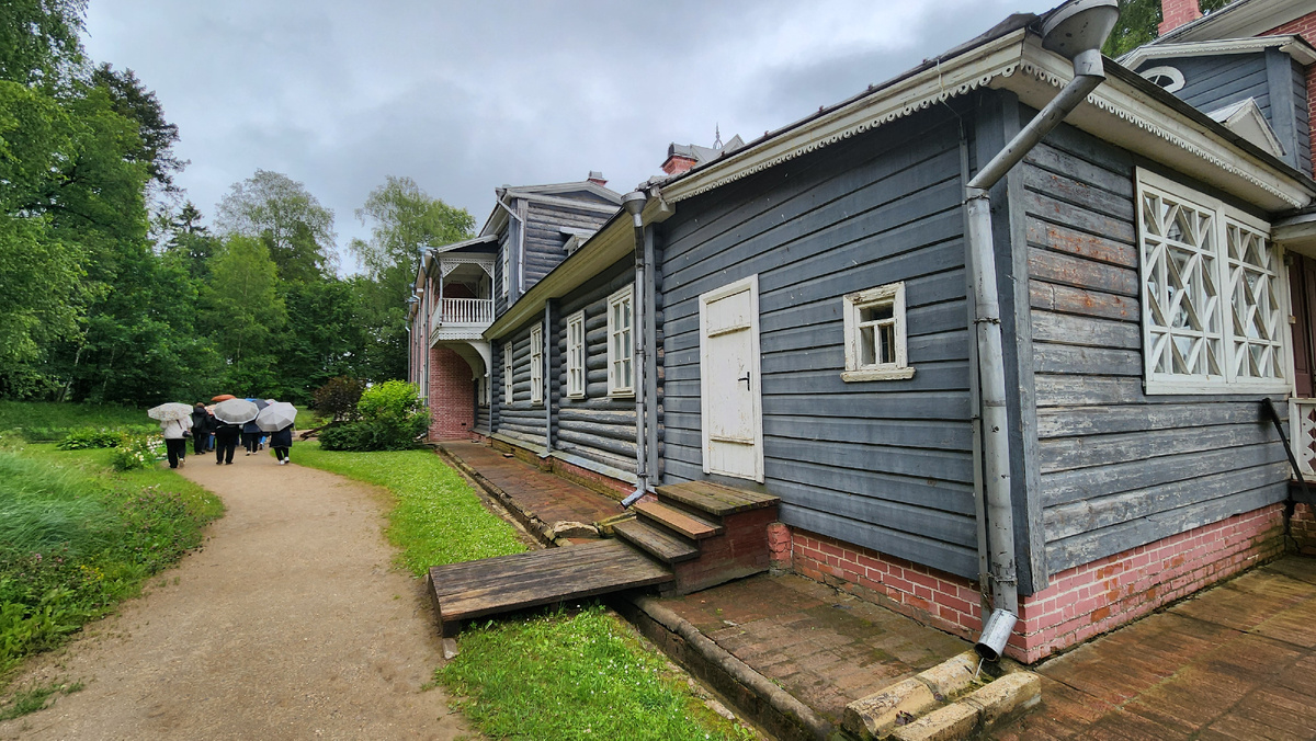 Главный дом, где первыми хозяевами были Энгельгардты.