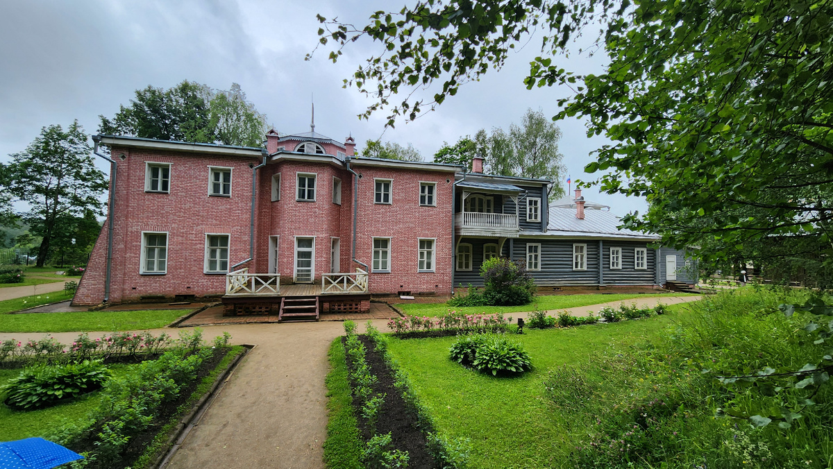 Тот же главный дом, с другого ракурса. Мне понравились аллеи с парковыми розами.