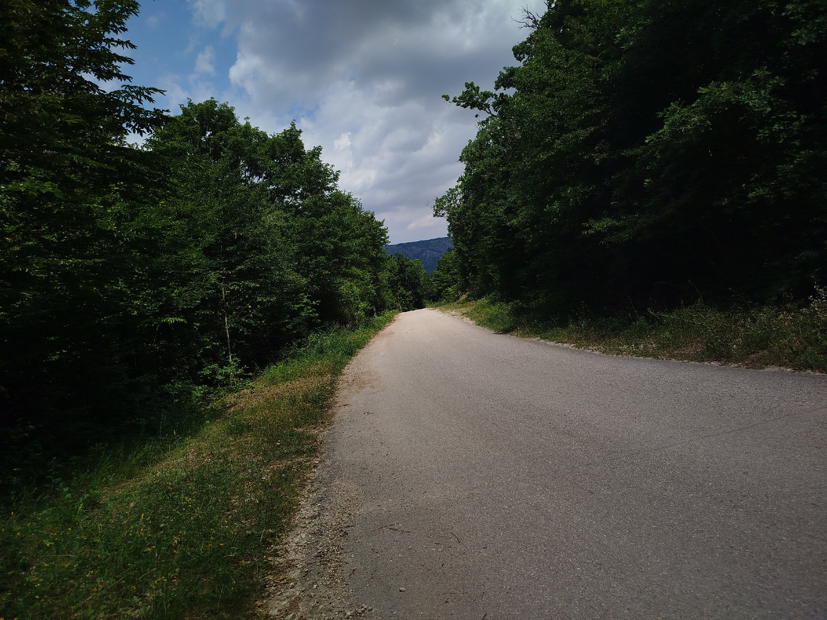 Дорога к монастырю от Ст. Крыма ,около 6 км в гору.