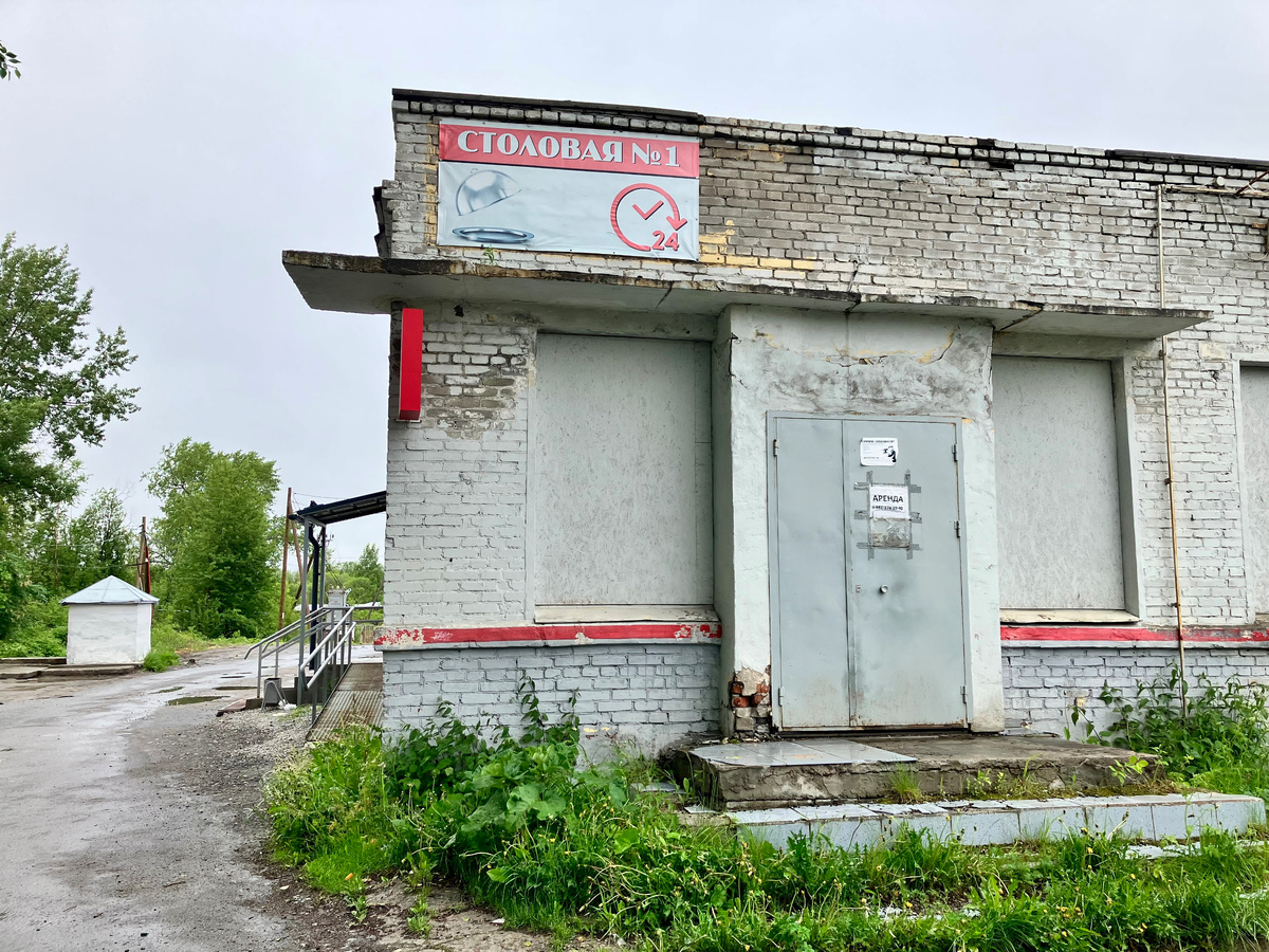 Фото автора. Июнь 2025 г. Вход с пандуса. 