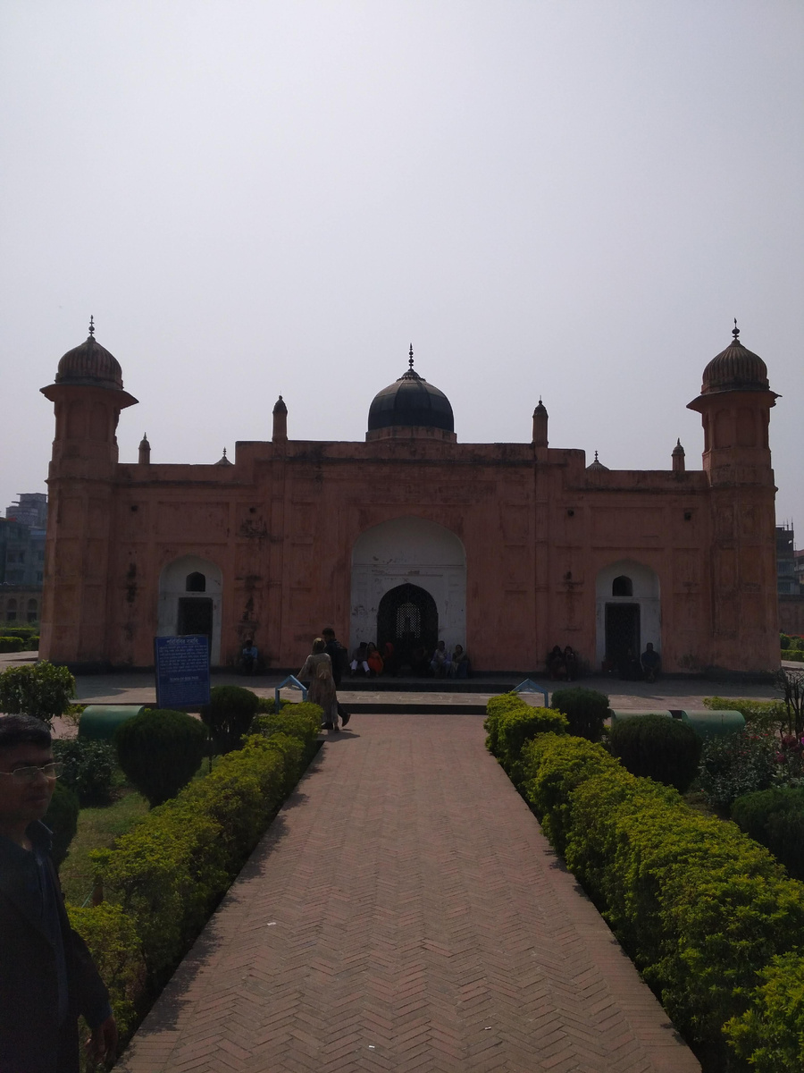 Гробница Биби Пари, расположенная в центре комплекса форта Лалбагх