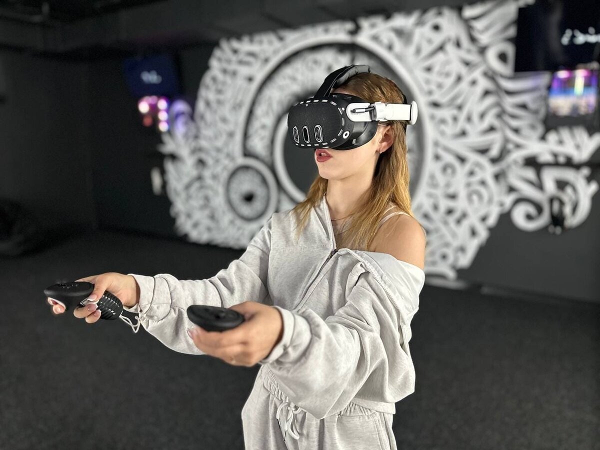 Девушка играет в VR