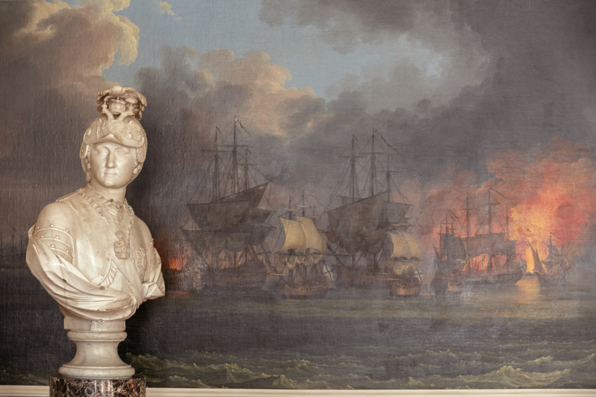 Большой петергофский дворец. Чесменский зал. Портрет графа Алексея Орлова работы Джованни Чибеи