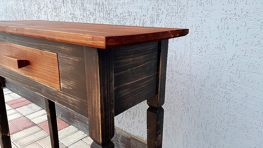 Консольный столик из ели