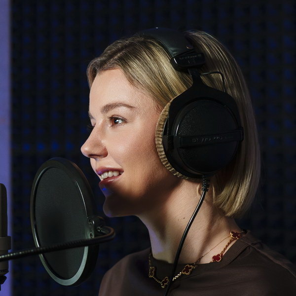     Юлианна Караулова выступила в роли спортивного комментатора в мультсериале «Чемпионы»