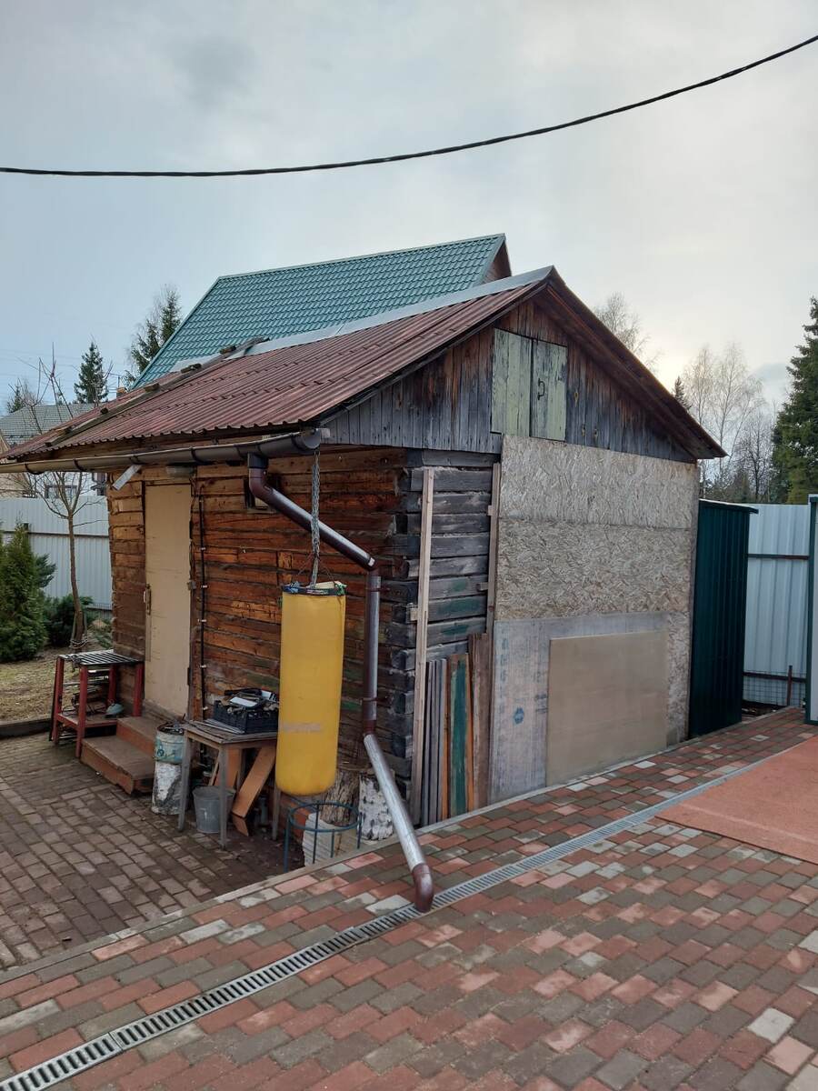 Вот из этого строения нам предстоит сделать новую современную БАНЮ.