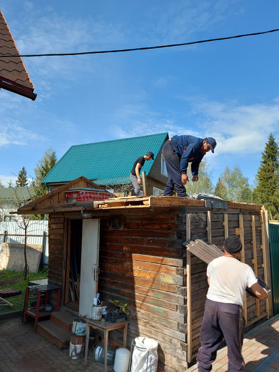 Первым делом разобрали крышу  и надстроили второй полуторный этаж.