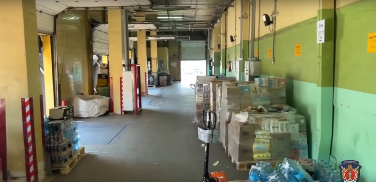     Грузовик зажал голову рабочему на складе в Красноярске