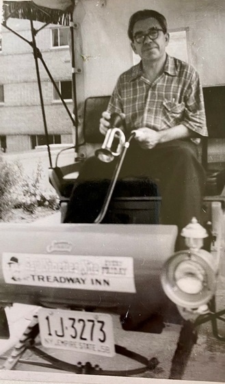 Фрагмент «Заметок без назиданий» / На илл.: Писатель Иван Петрович Шухов (1906–1977) за рулём   ретромобиля.  США.  1959 г.