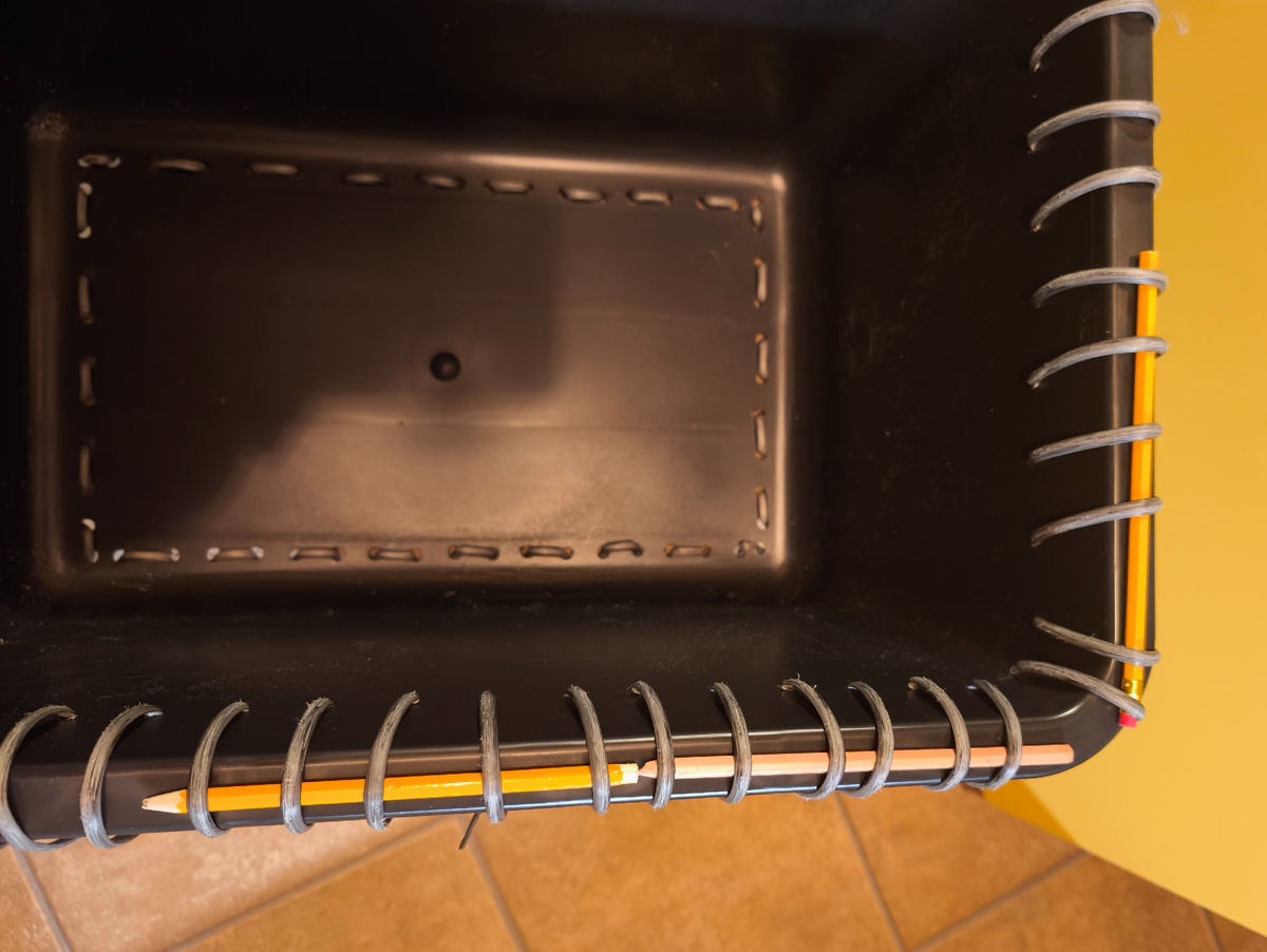 Для того, что бы стойки были натянуты одинаково я подложила карандаши. Потом их вытащила