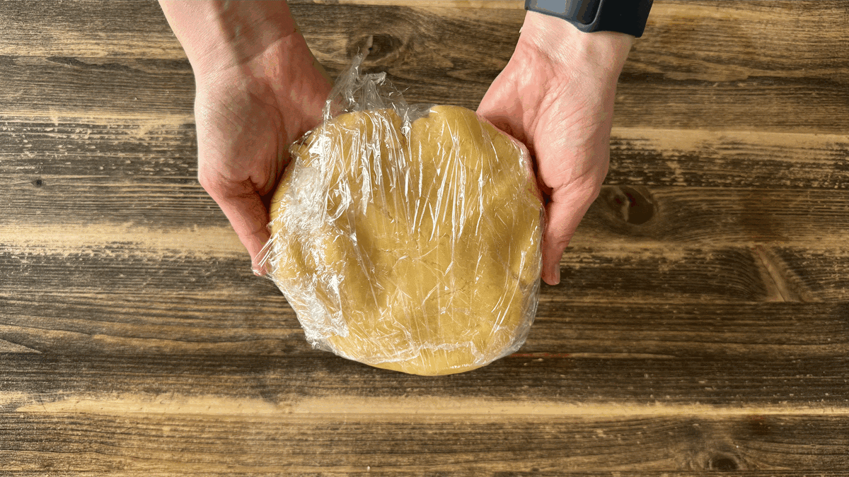 Можно и не охлаждать, просто так легче будет его раскатать