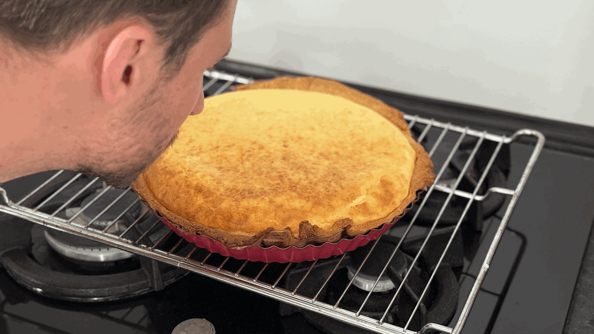 Муж пришел на запах свежей выпечки 😀