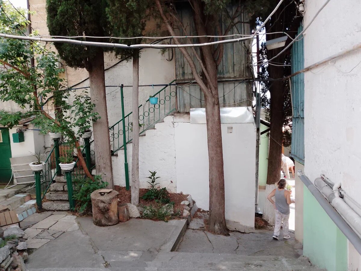 Моя квартира внизу.