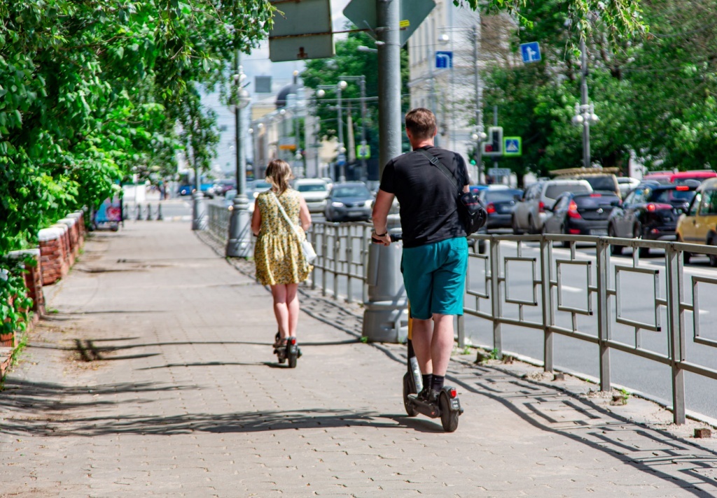 Самокаты в Твери продолжают бросать где попало