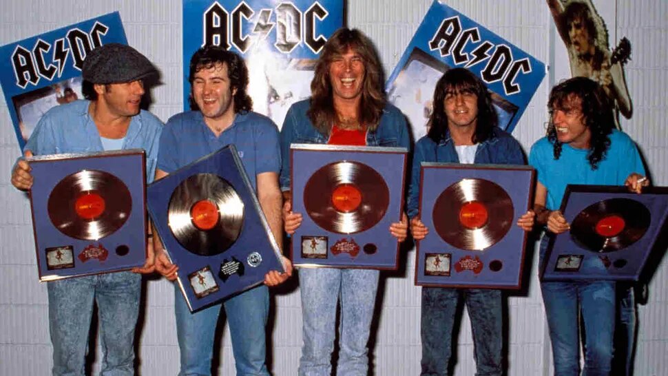 AC/DC в 1988 году: (слева направо) Брайан Джонсон, Саймон Райт. Клифф Уильямс, Малкольм Янг, Ангус Янг