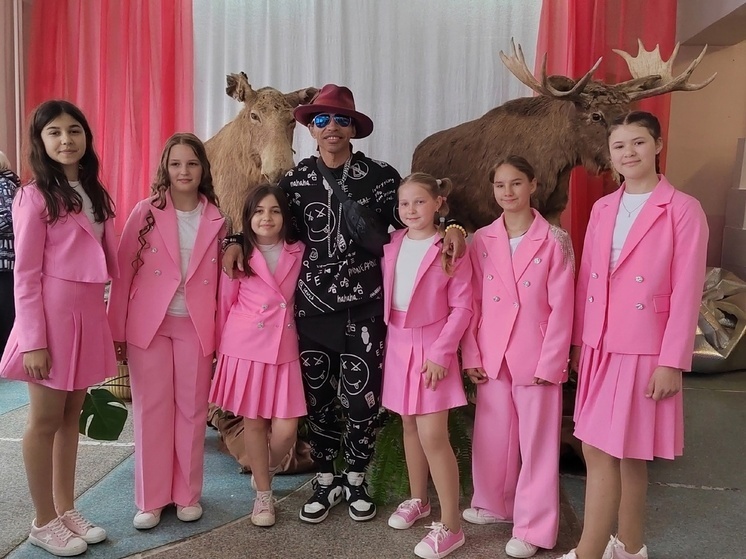 В Оленино Тверской области выступил Марио Форелли. С девчонками