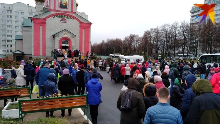 Куряне прощаются с погибшим мальчиком. Фото: Яна ШЕЛЕСТ