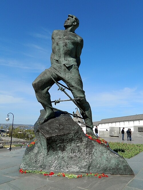 Памятник Мусе Джалилю в Казани перед Казанским кремлем
