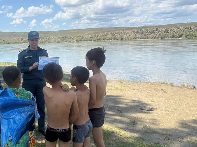 Нелли Монгуш: «Во время рейдов осуществляется тщательная проверка наиболее популярных среди молодежи водоемов, ведется разъяснительная работа с детьми и молодежью о соблюдении правил поведения на воде»).