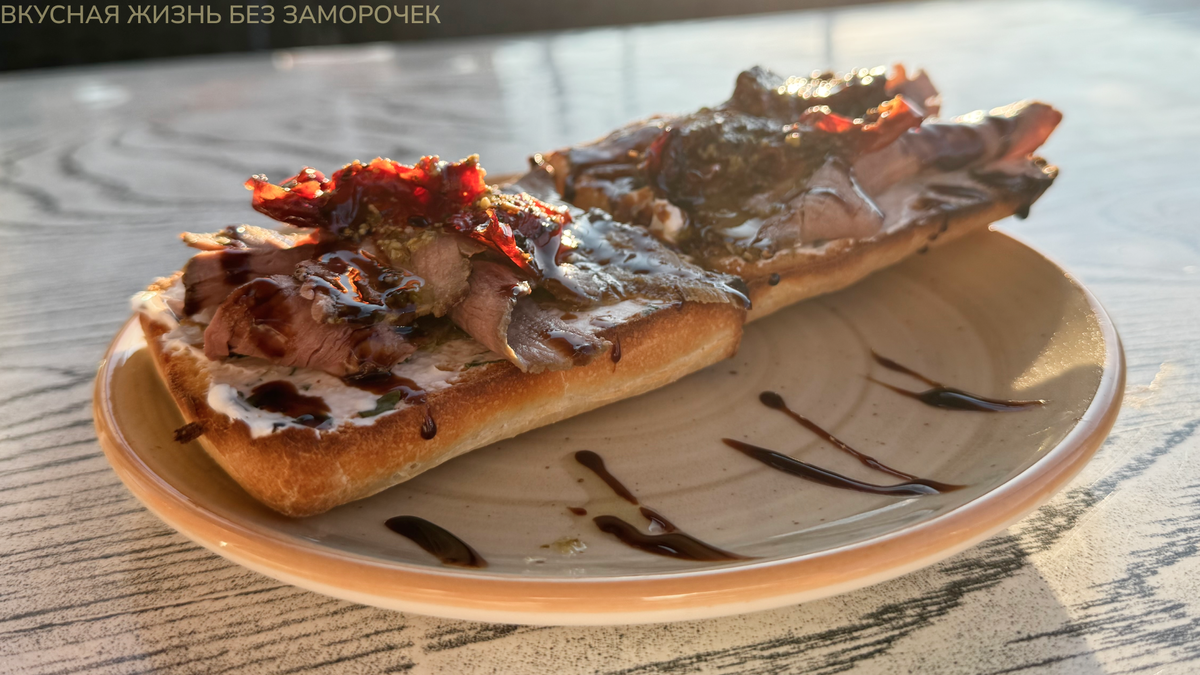 В ресторане брускетта: тост, греческий йогрут, говядина, вяленные томаты, соус песто и бальзам