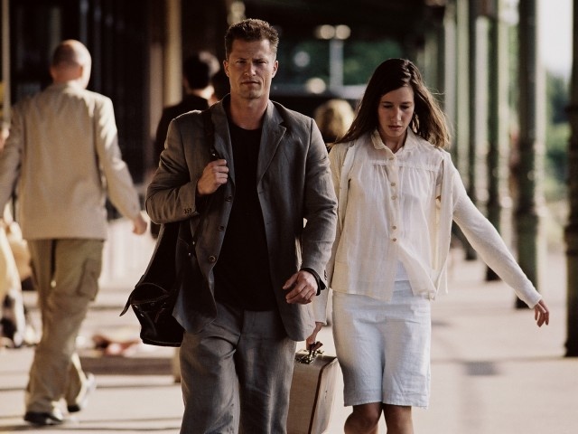 Кадр из фильма "Босиком по мостовой" (2005) из инета.