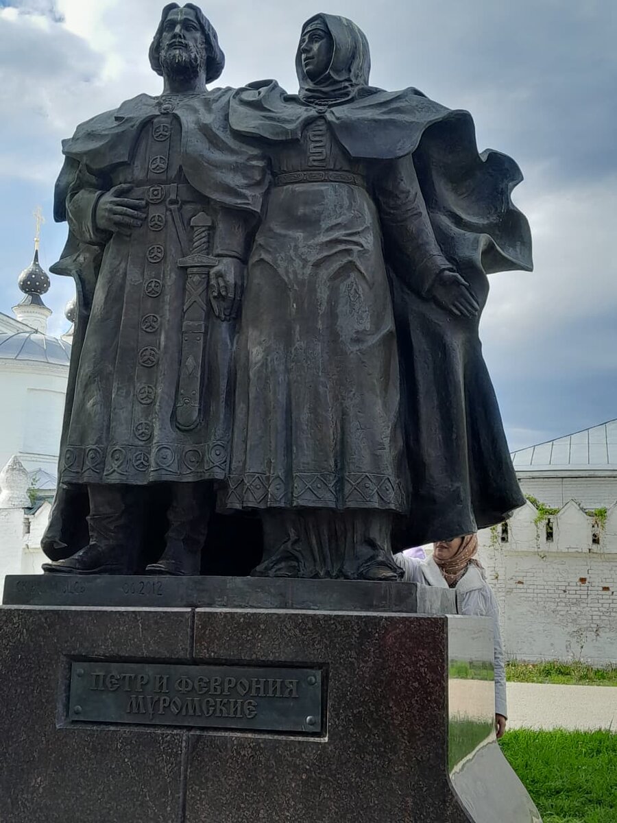 Памятник Петру и Февронии — покровителям семьи.