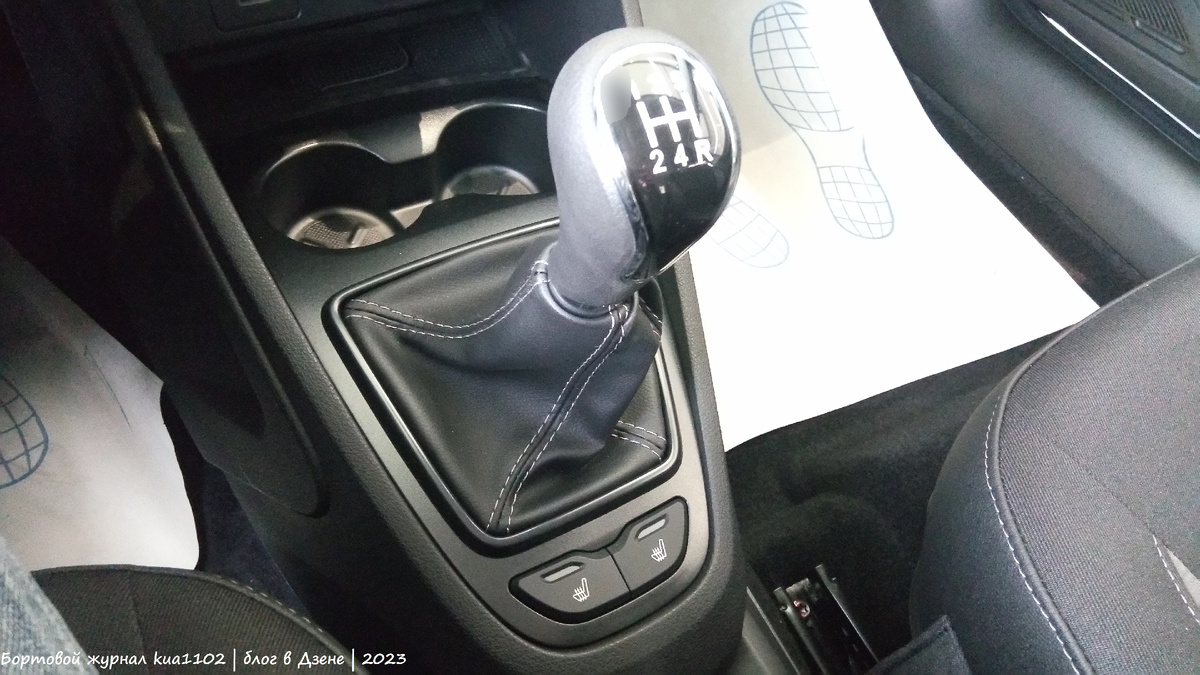 Первые экземпляры LADA Vesta первого поколения были оснащены французской 5-ти ступенчатой коробкой передач, но вскоре она была заменена на отечественную. Автор фотографии kua1102