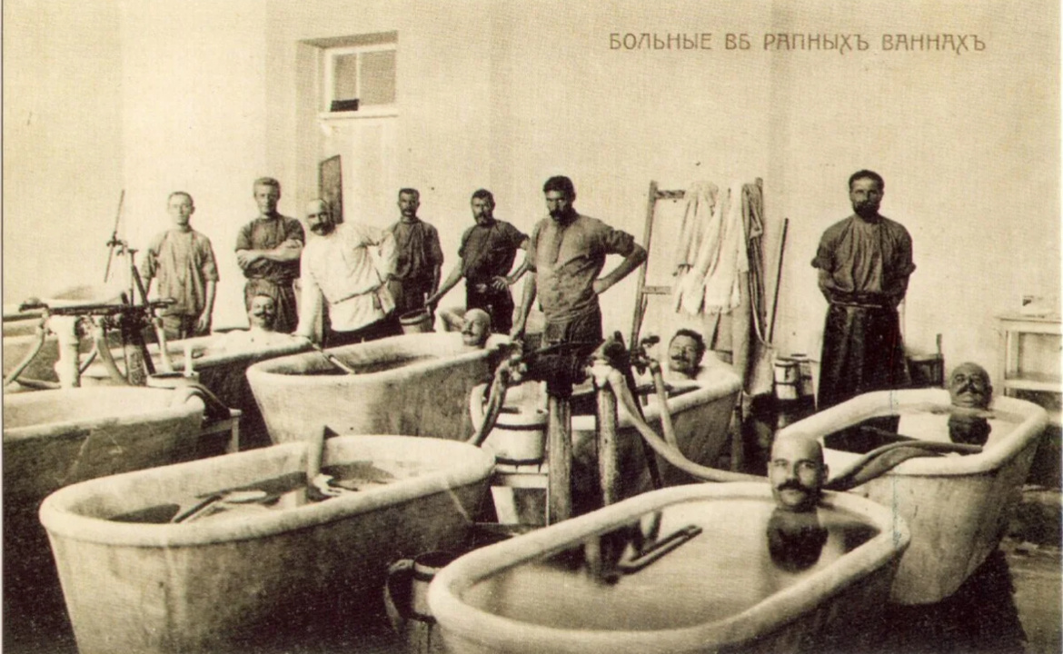 Открытка XIX века. Больные в рапных ваннах. 