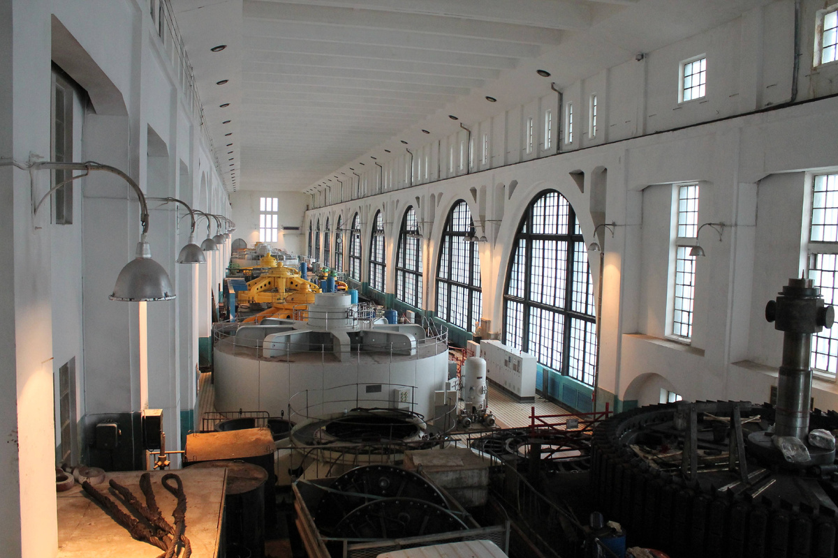 Машинный зал Волховской ГЭС. Жёлтым цветом покрашено ещё шведское оборудование. Изображение: Сайга20К, CC BY-SA 4.0, commons.wikimedia.org