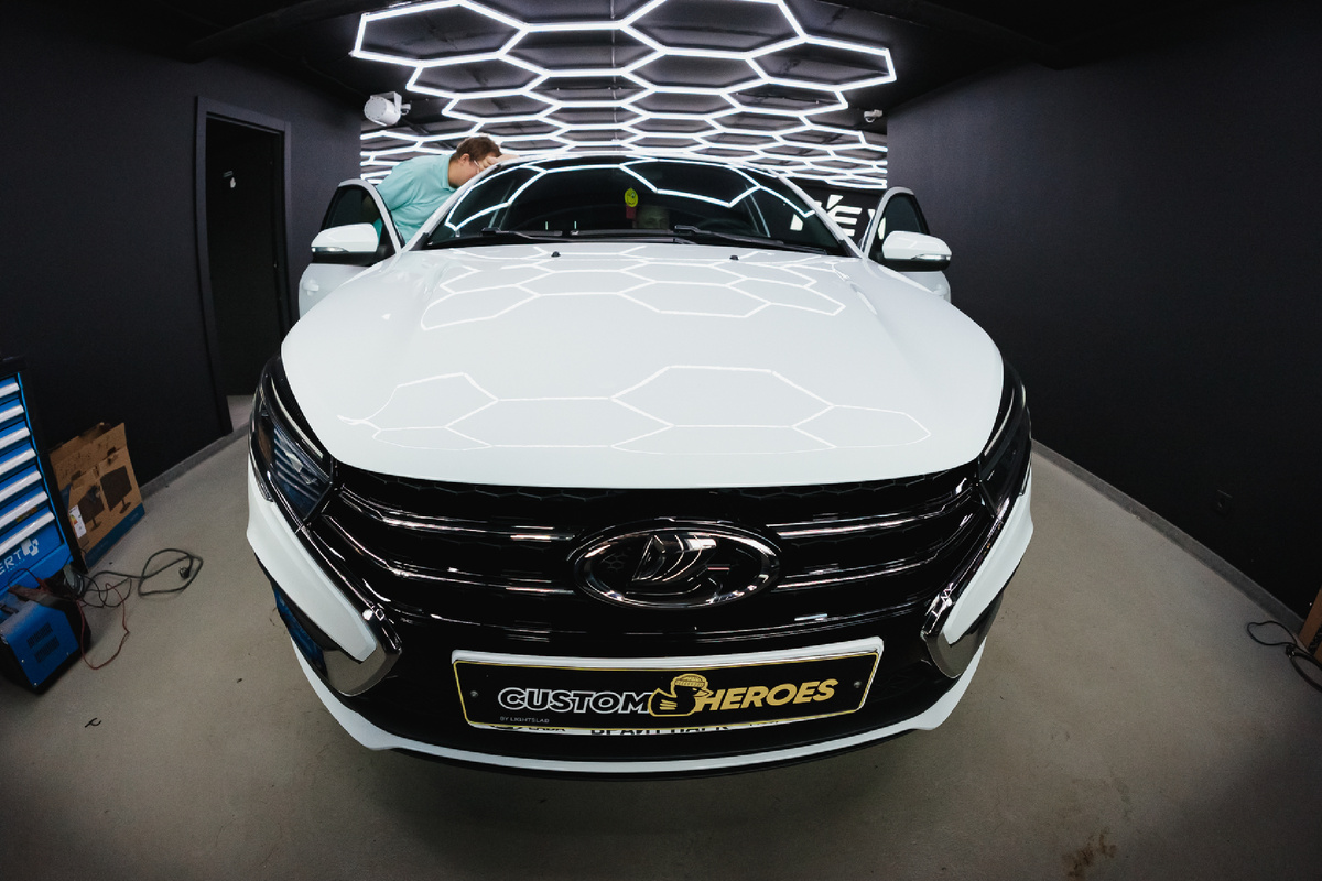Источник фото: https://custom-heroes.ru/raboty/vid-uslugi/avtozvuk/lada-vesta-2025-sovremennyy-apgreyd-ot-custom-heroes/