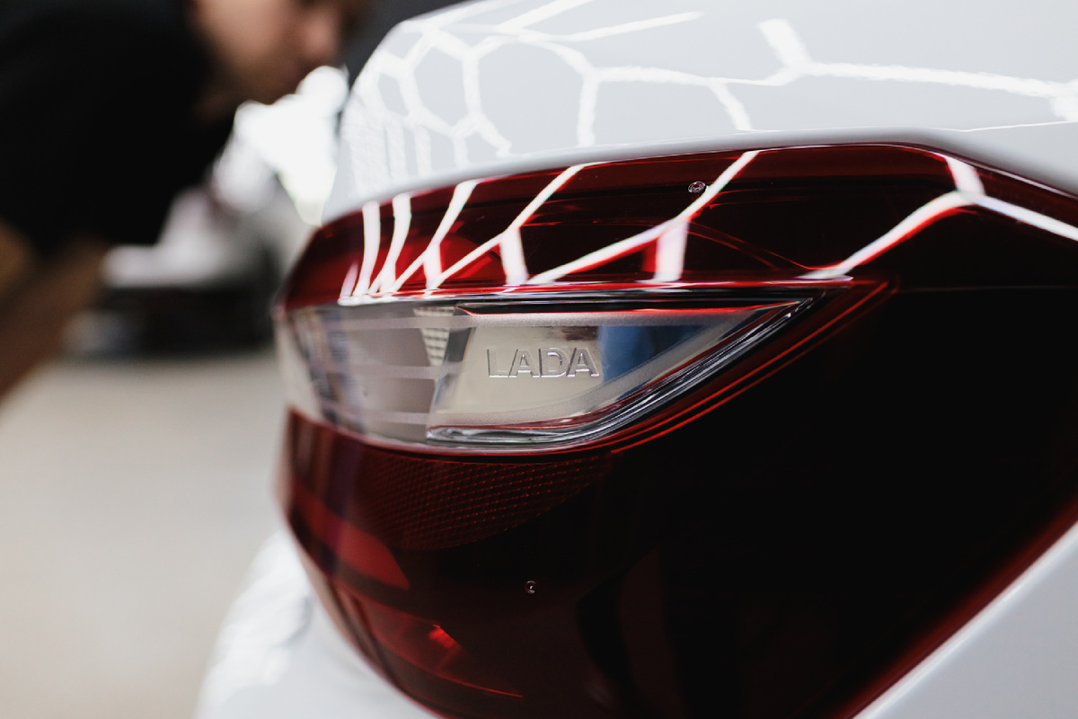 Источник фото: https://custom-heroes.ru/raboty/vid-uslugi/avtozvuk/lada-vesta-2025-sovremennyy-apgreyd-ot-custom-heroes/