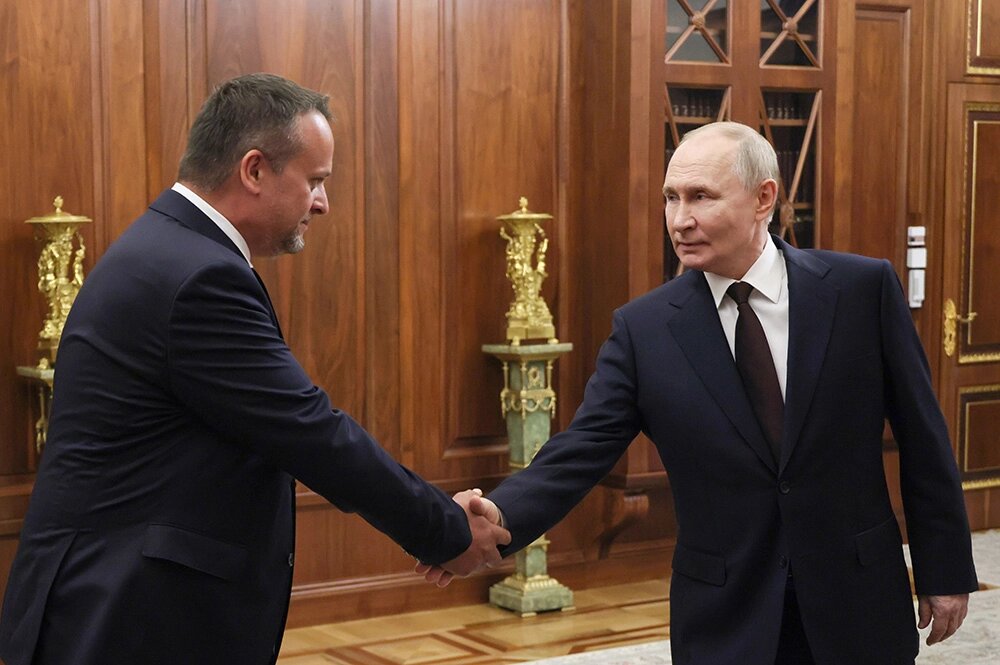    7 июля 2025. Президент РФ Владимир Путин и заместитель министра транспорта РФ Андрей Никитин во время встречи. Фото: РИА/ Михаил Метцель