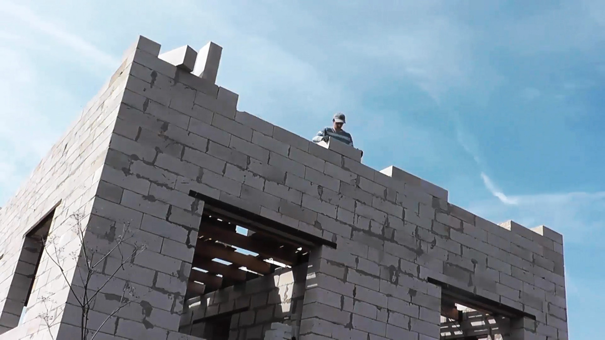 Я сам выложил стены из газосиликата в своём 2-х этажном доме и это было не сложно.