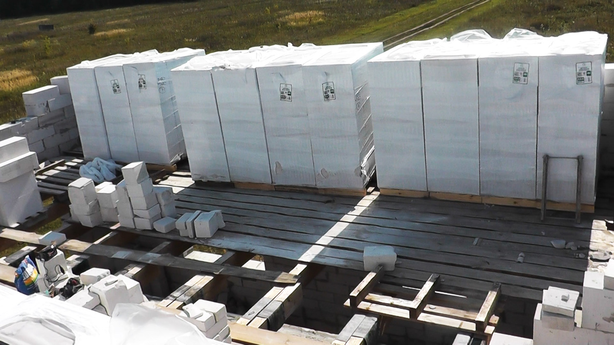 Лучше всего выгружать палеты газосиликатных блоков сразу в то место, где будем работать.