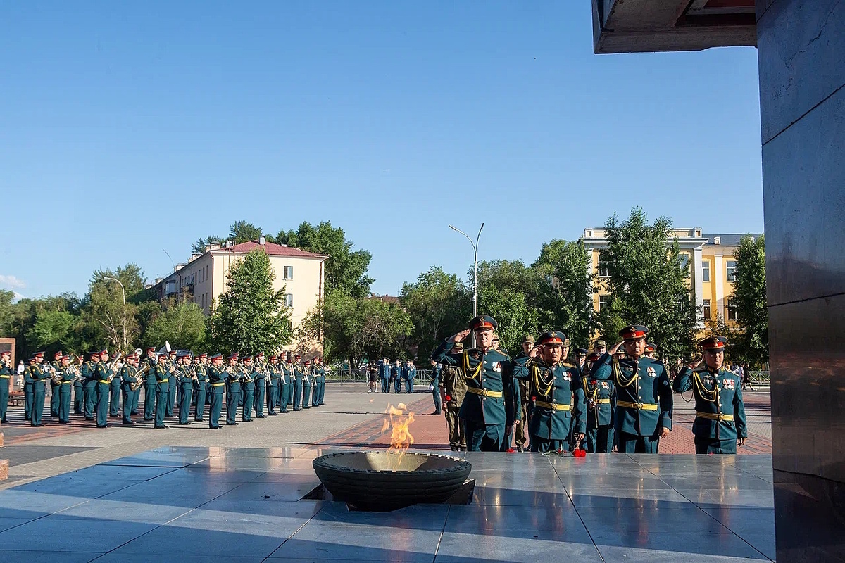 – Старшина Владимир Чумак. Он помнит всех наших ребят, которые служили в оркестре. И они его помнят