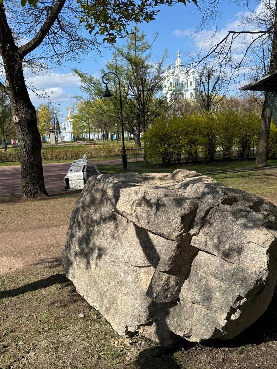 Первый камень заложенный у Смольного Дворца (Санкт-Петербург)