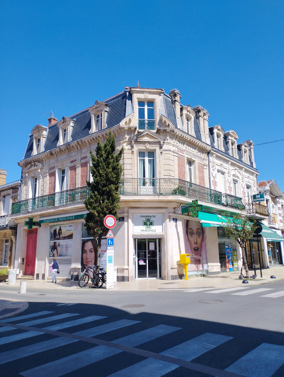 Аптека в центре города Аркашон, Франция. 