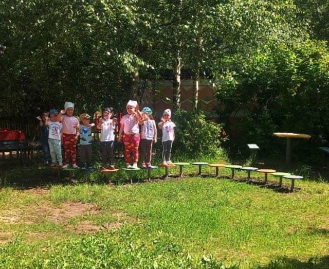 Родители поблагодарили тверского депутата за новую игровую площадку для детей