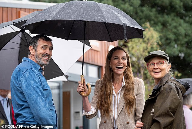 Кэтрин, принцесса Уэльская, смеется во время посещения Сада благополучия Королевского садоводческого общества в больнице Колчестера в Эссексе в среду 2 июля.