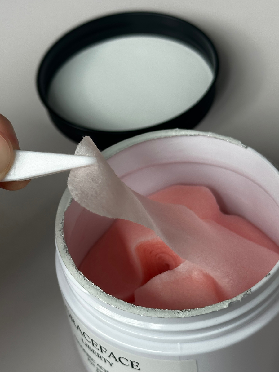 Здесь баночка наполовину пуста. Внутри было целых 50 пар патчей. Они очень тонкие, без отдушки, и имеют нежно-розовый оттенок, который в самой баночке кажется ярче. В комплекте идёт пинцет. А сама упаковка с защитой от первого вскрытия.