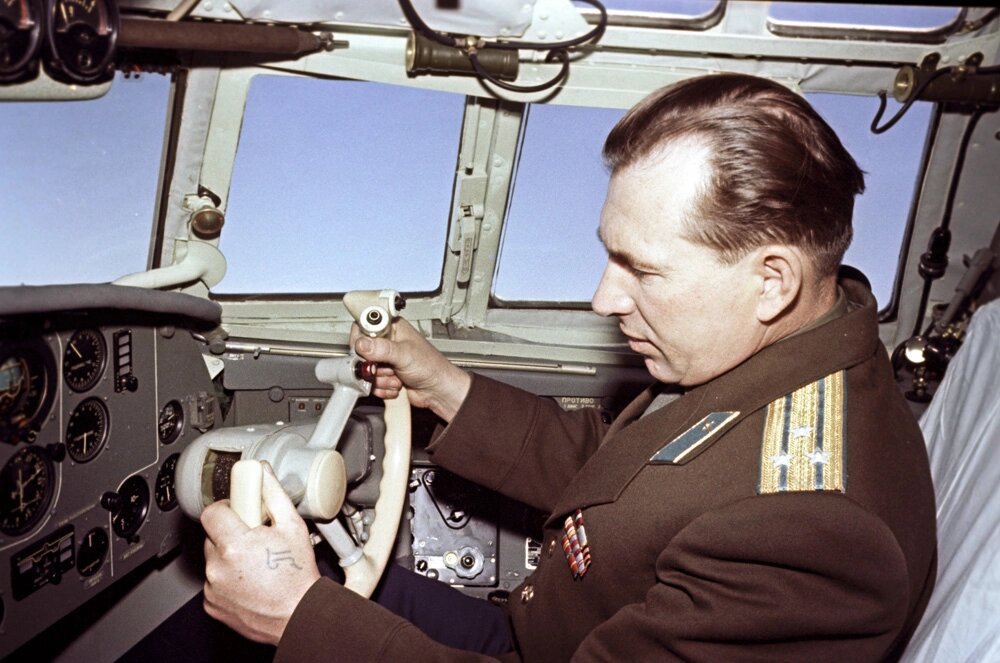 Павел Беляев управляет самолётом Ил-18.
